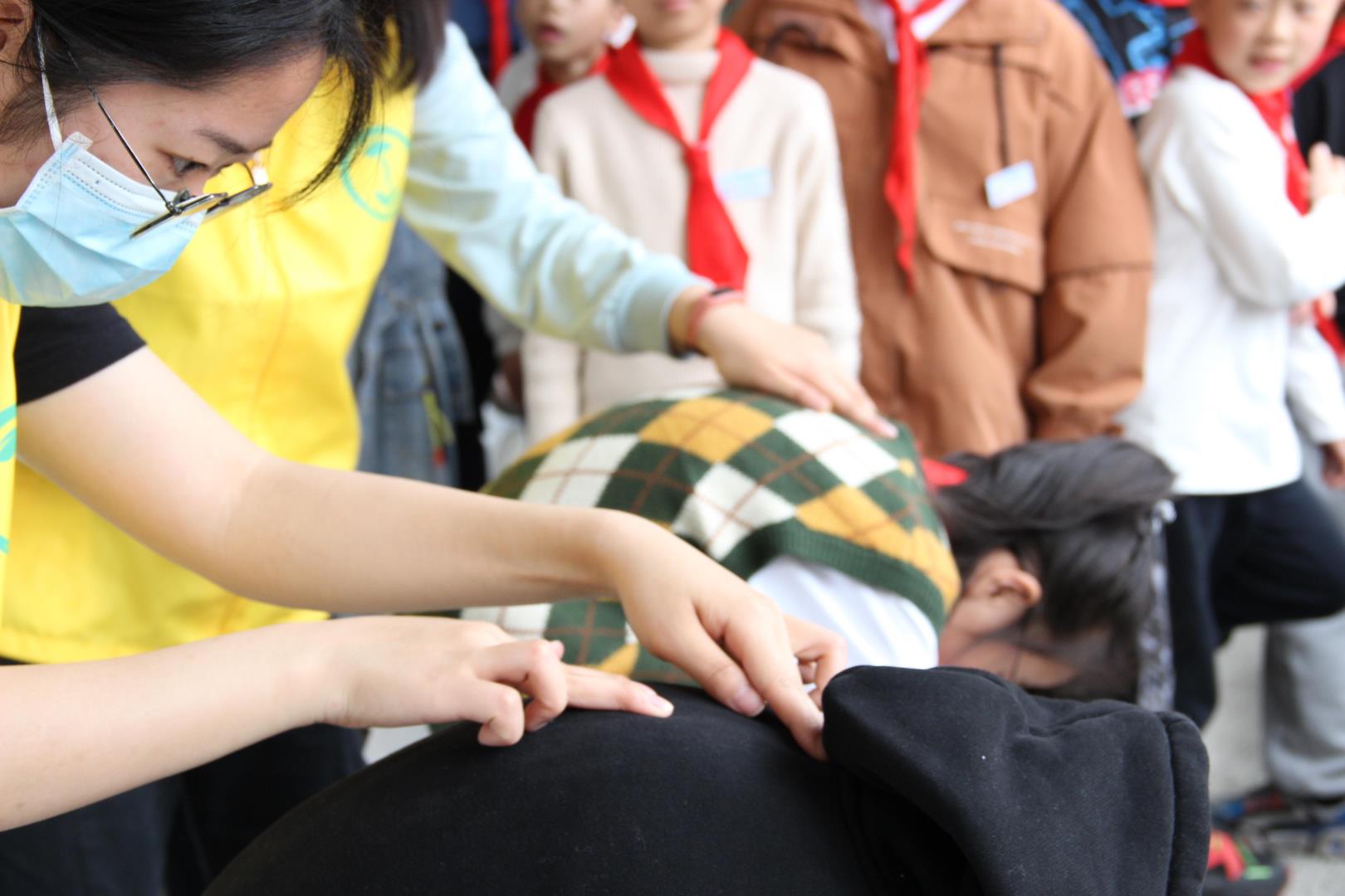 为孩子们进行筛查.jpg 为孩子们进行筛查.jpg