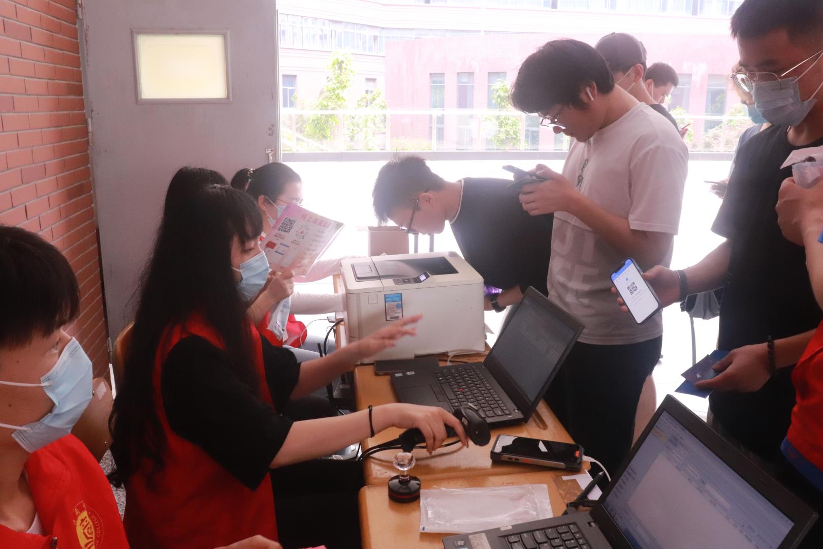 ① 志愿者帮助进行献血前登记报名.jpg ① 志愿者帮助进行献血前登记报名.jpg