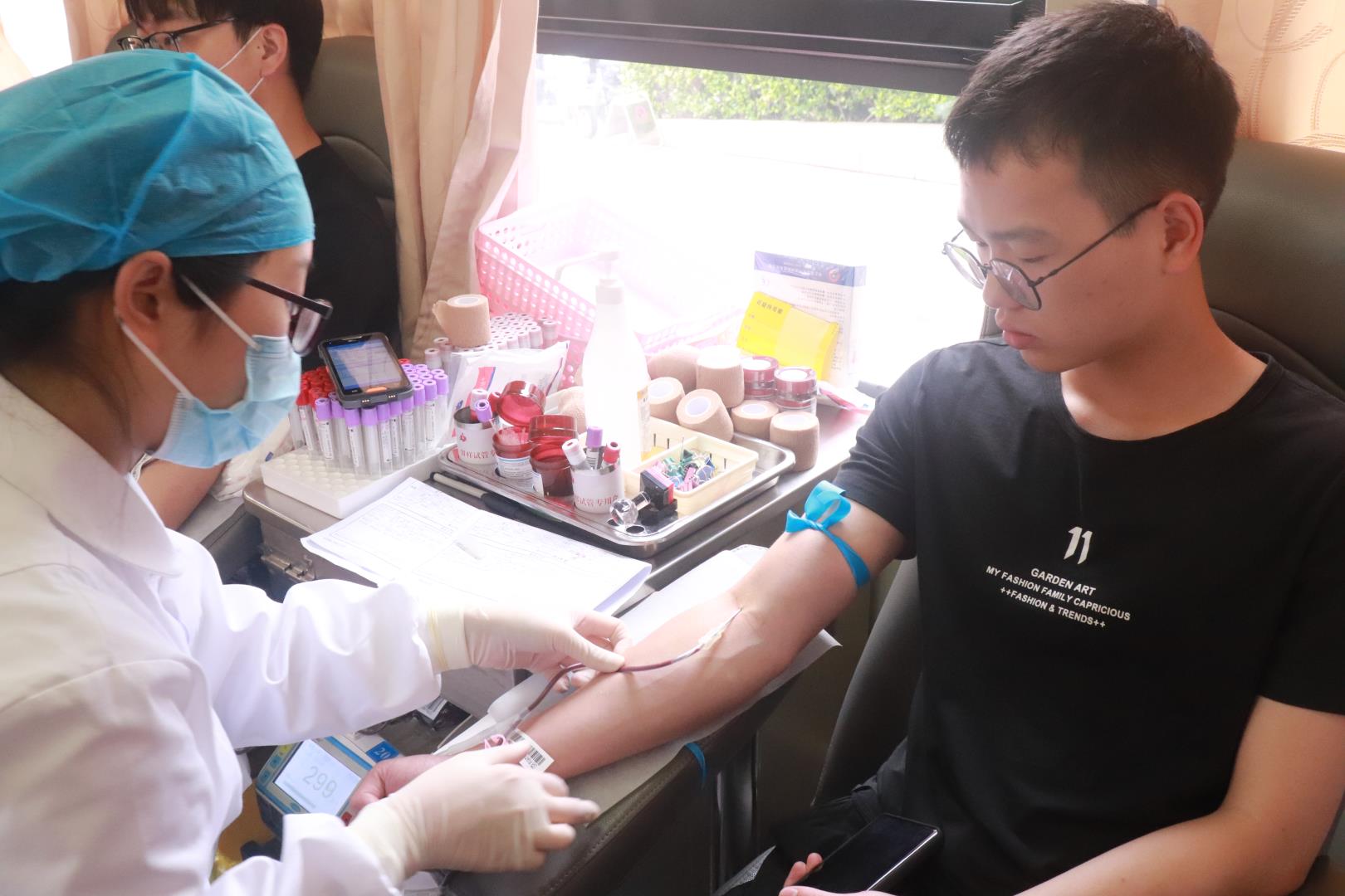 ② 献血车上献血现场.jpg ② 献血车上献血现场.jpg