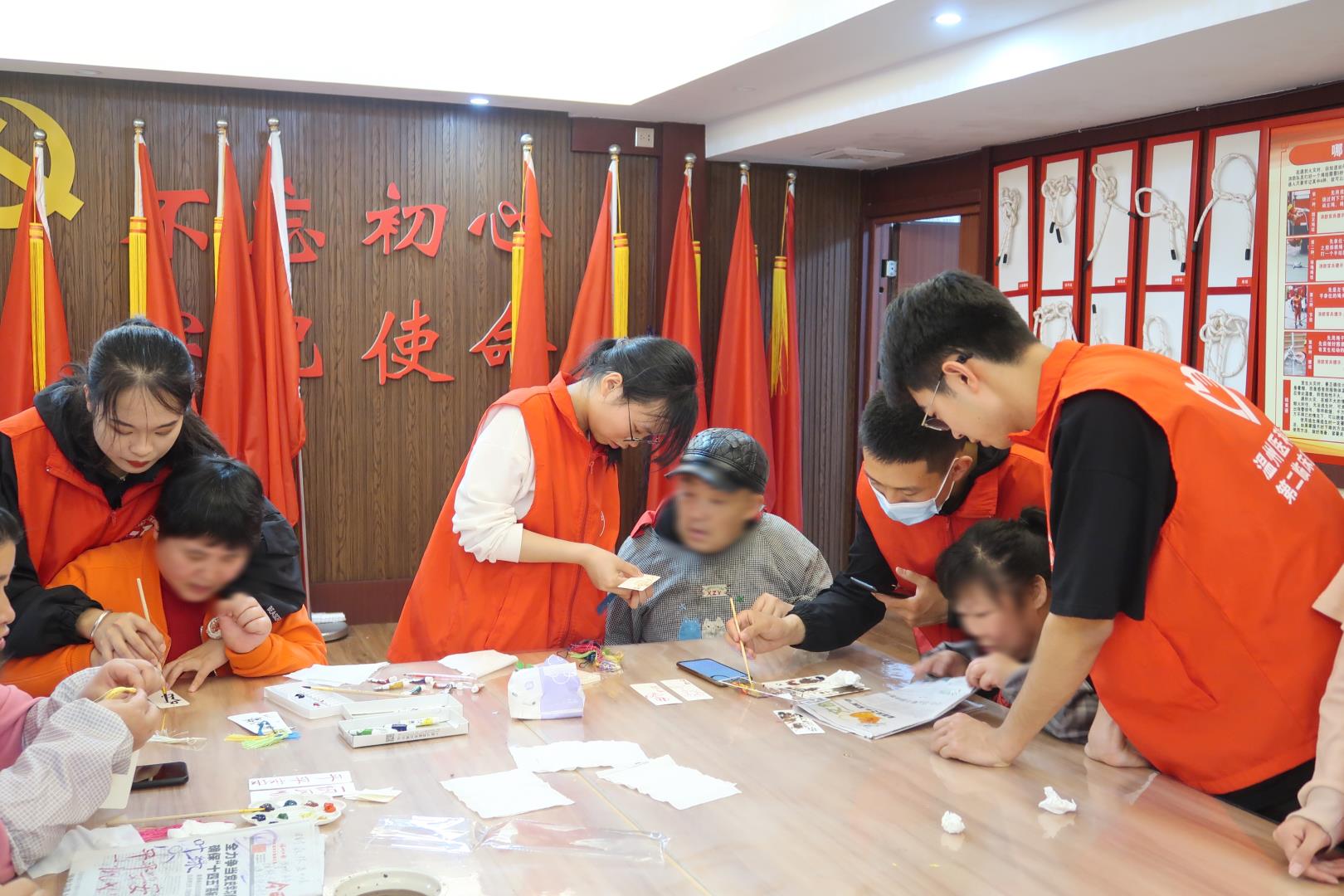 ① 芳园居民们制作书签，志愿者们从旁帮助.jpg