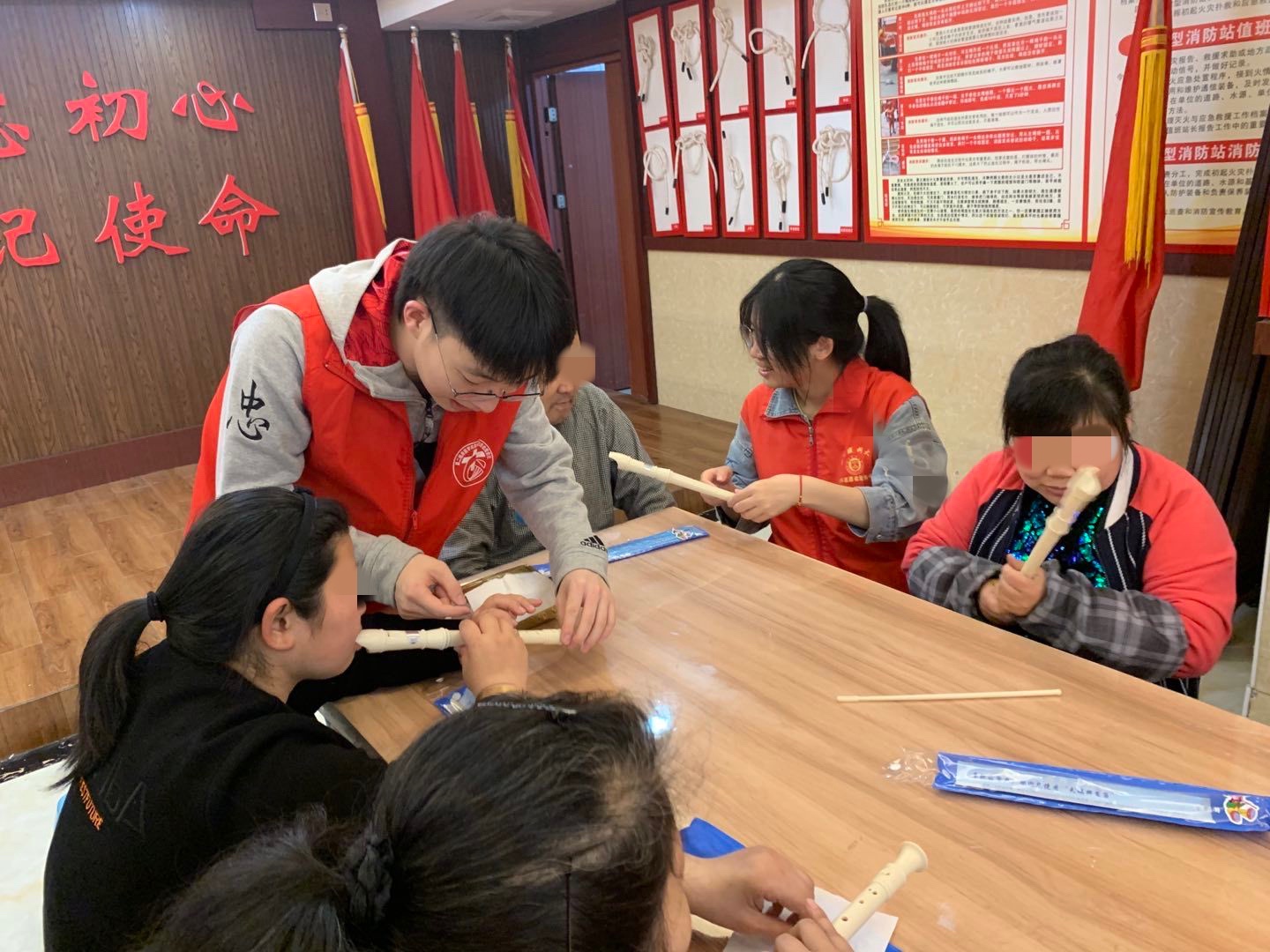 ② 志愿者指导芳园居民吹竖笛1.jpg
