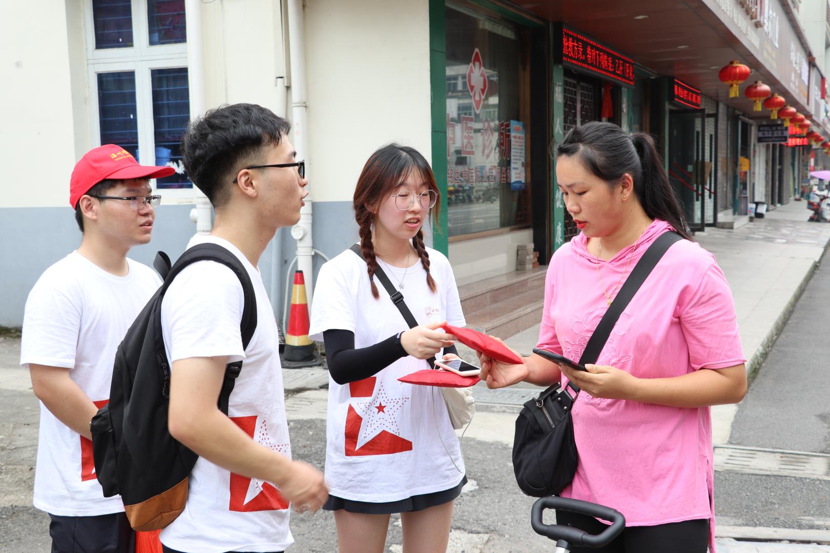 实践队员向居民分发健康包.JPG