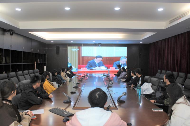 2  团学组织学生代表观看全会相关视频.JPG