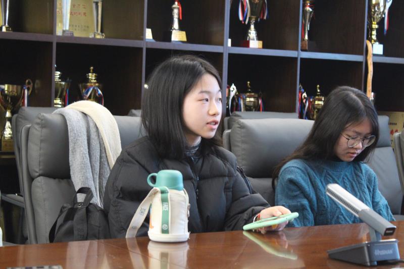 4 脊良代表葛依婷发表感想.JPG