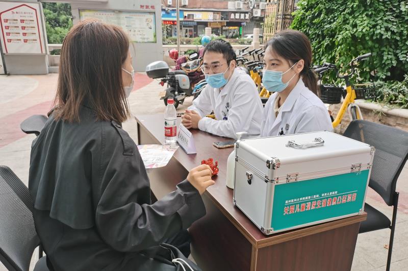 2 附二医医生坐诊,家长前来咨询.jpg 2 附二医医生坐诊,家长前来咨询.jpg