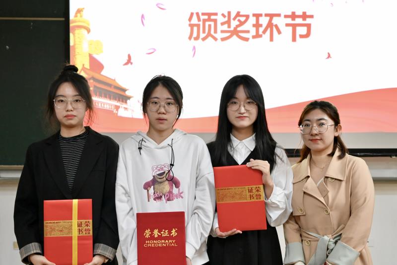 颁奖.jpg 颁奖.jpg