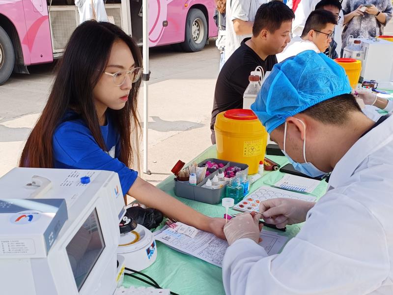 献血者检查血型中.jpg 献血者检查血型中.jpg