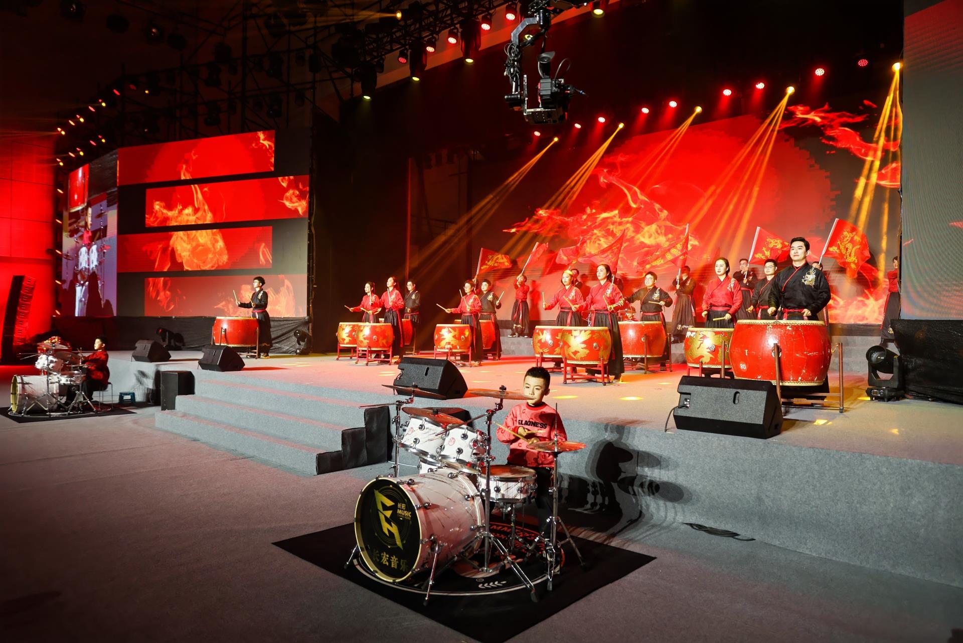 8 《鼓舞欢腾》.jpg